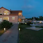 House Leonardo بيت للعطل